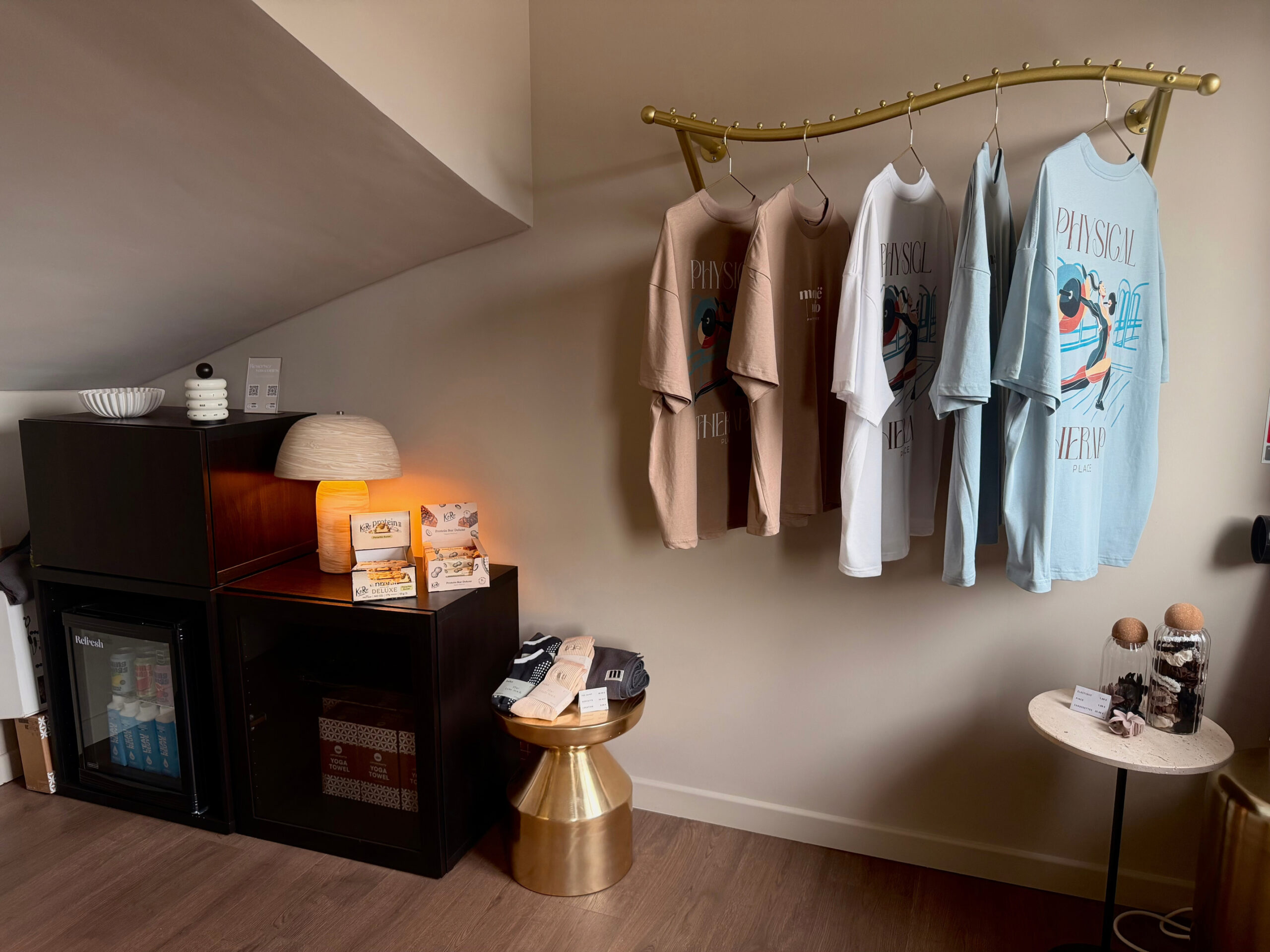 Le corner Maonaë Essentials, ses vêtements et accessoires