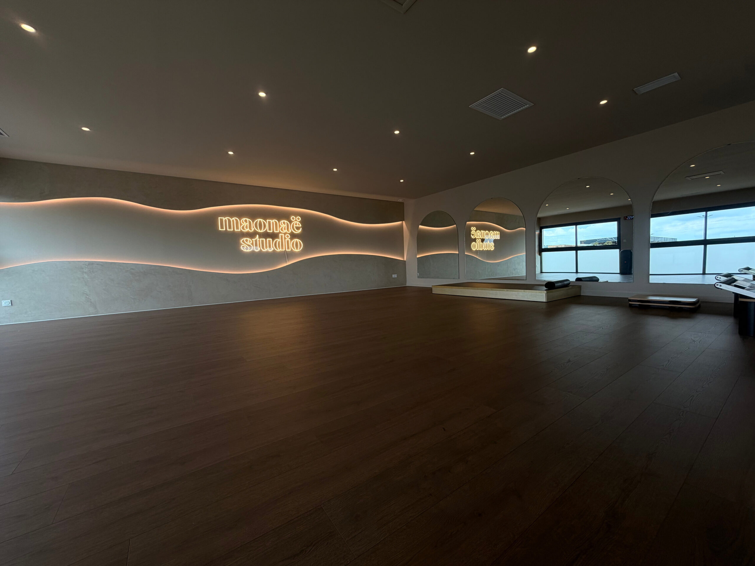 La grande salle lumineuse de Maonaë Studio