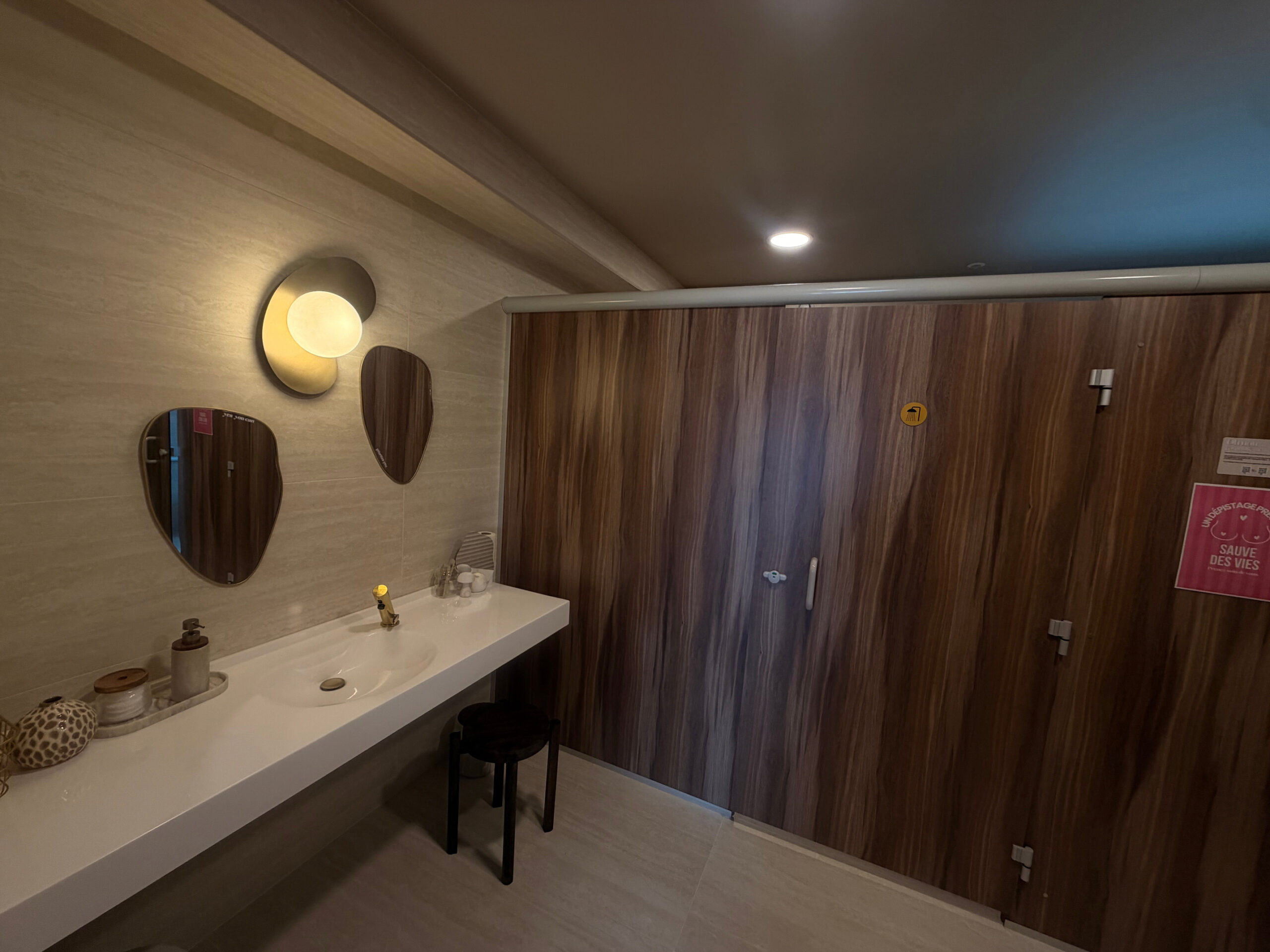 Les vestiaires du studio, avec vasques, miroirs et portes en bois